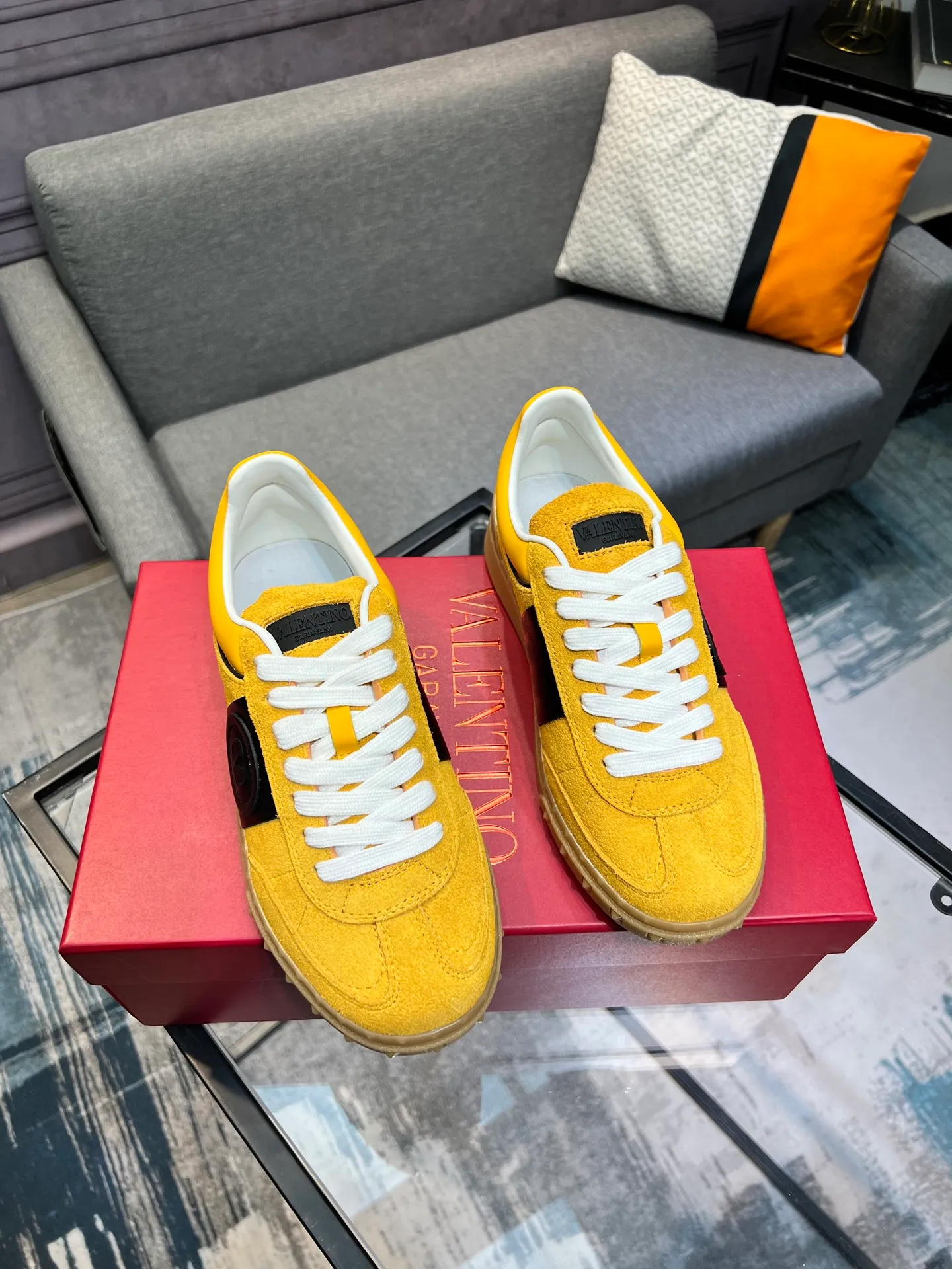 Men's shoes 💰620 👉🌹🌹VALENTINO counter synchronized new low-top casual sports shoes 👍Professional and high-end, perfect replica, first-class quality! 👍All made of original 1:1 materials, exclusive mold opening! 👍High mercerized cowhide fabric 👍TPU outsole, comfortable and wear-resistant, brand injection insole, 👍Full set of high-end counter packaging 👍All details are customized with 1:1 mold, striving for perfection! 👍Couple style female 35-41, male 38-46 (female 41, male 45 46 customized)